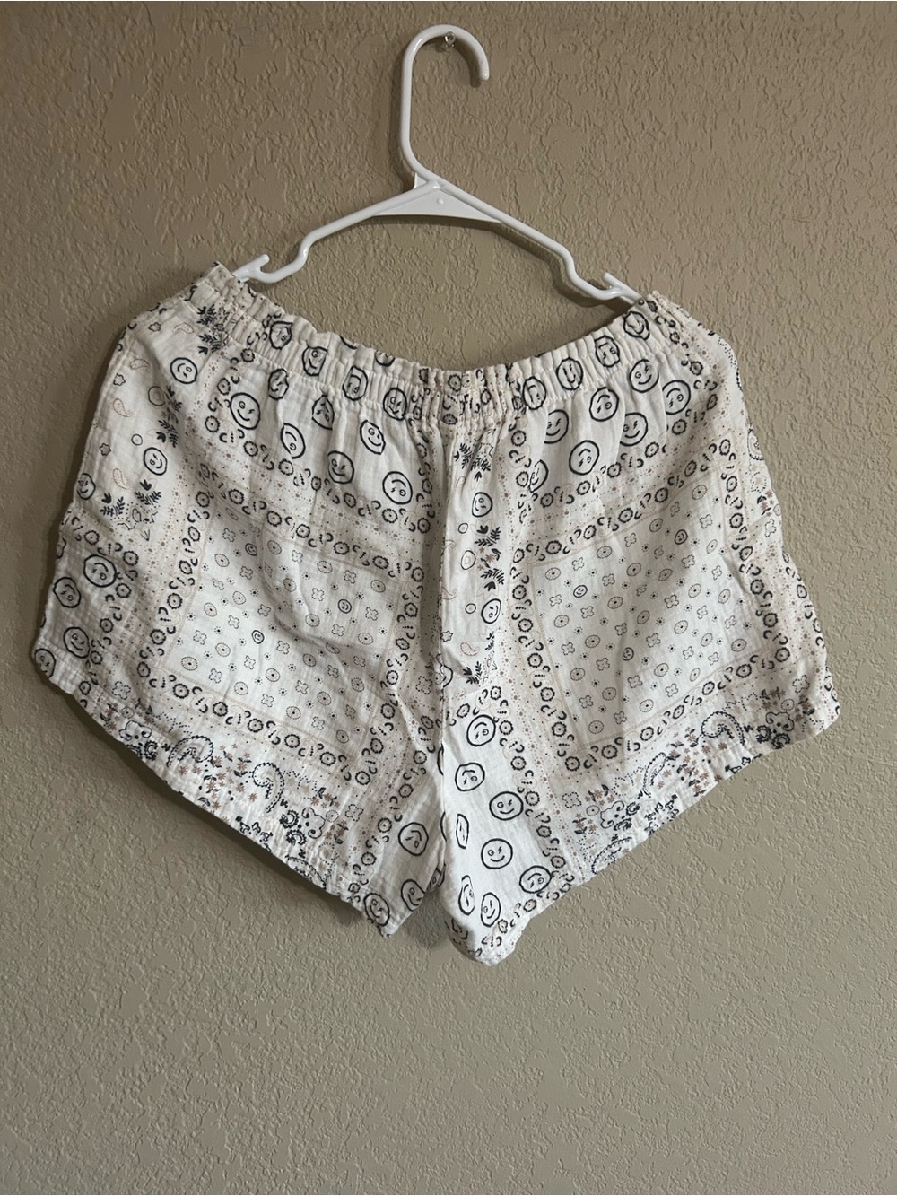 Gilly Hicks White Smiley Bandana Print Lounge Top